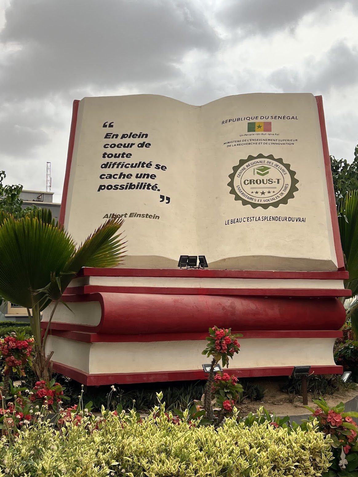 Giant statue of a book with quote from Albert Einstein in French